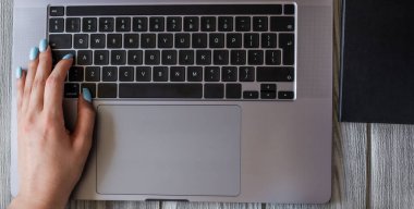 Lady Hands, Bilgisayar Klavyesine Basarak Yeni Fikirler Yazıyor. Kadın Avuç İçi Taze Düşünceler Yazıyor Kablosuz Not Defteri Kullanıyor.