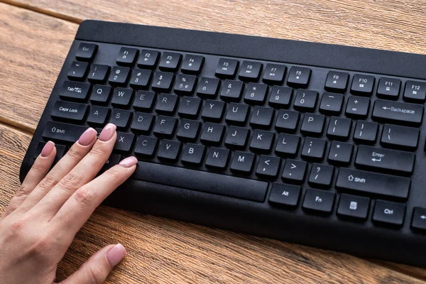 Mãos apontando pressionando teclas de teclado do computador Digitação novas ideias. Dedos tocando digitando pensamentos frescos usando teclado de caderno sem fio. — Fotografia de Stock