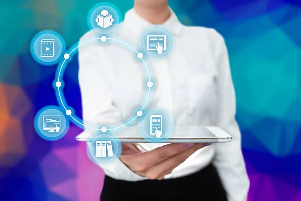 Lady In Uniform Standing Holding Tablet In Hand Presentera virtuell modern teknik. Affärskvinna bär Fliken Peka för nya futuristiska tech. — Stockfoto