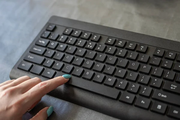 Lady Hands Apontando pressionando teclas do teclado do computador Escrevendo novas ideias. Palmas de mulher tocando digitando pensamentos frescos usando teclado de caderno sem fio. — Fotografia de Stock