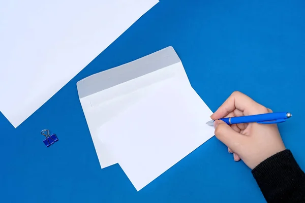 Woman Hand Holding Blank Notes Writing New Messege Updates Ideas. Lady Palm Showing Envelope Folding Sending Letters Post Address. — Stock Photo, Image