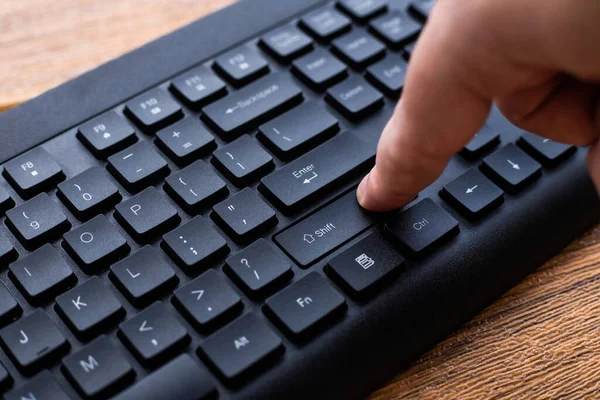 Mãos apontando pressionando teclas de teclado do computador Digitação novas ideias. Dedos tocando digitando pensamentos frescos usando teclado de caderno sem fio. — Fotografia de Stock