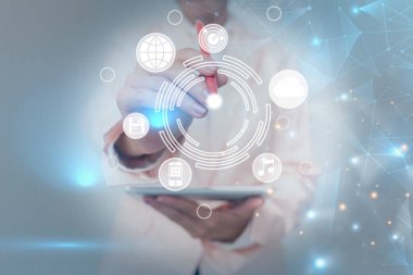 Gelişmiş Holografik Arayüze Basılırken Üniformalı Mobil Aygıt kullanan Kadın Geleceğe Dokunan Sanal Görüntü Teknolojisi, Üniformalı Kadın.