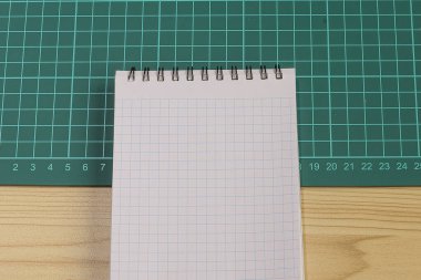 Çoklu Koleksiyon Ofisi Kırtasiyesi Fotoğraf Kalemlerle Not Defteri Cetvel Makas Kağıt Kıskaç Kağıt Tutacağı Tablo Üzerine Yerleştirilmiş