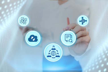 Üniformalı kadın elinde tablet tutuyor ve kalemle daktilo yazıyor. Yeni Gelecek Teknolojileri Yazan ve Gösteren İş Kadınları.