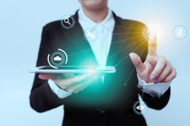 Takım Elbiseli Kadın, Tablet 'i elinde tutarak Fütürist Sanal Düğme' yi işaret ediyor. Üniformalı Kadın Dokunmatik Defter Taşıyor Modern Arayüz Sembollerine Basıyor.