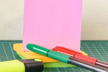 Çoklu Koleksiyon Ofisi Kırtasiyesi Fotoğraf Kalemlerle Not Defteri Cetvel Makas Kağıt Kıskaç Kağıt Tutacağı Tablo Üzerine Yerleştirilmiş