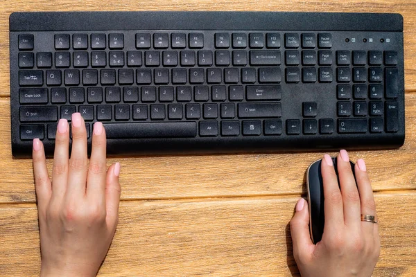 Mãos apontando pressionando teclas de teclado do computador Digitação novas ideias. Dedos tocando digitando pensamentos frescos usando teclado de caderno sem fio. — Fotografia de Stock