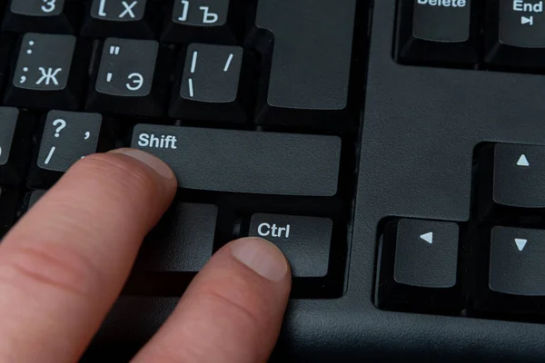 Mãos apontando pressionando teclas de teclado do computador Digitação novas ideias. Dedos tocando digitando pensamentos frescos usando teclado de caderno sem fio. — Fotografia de Stock