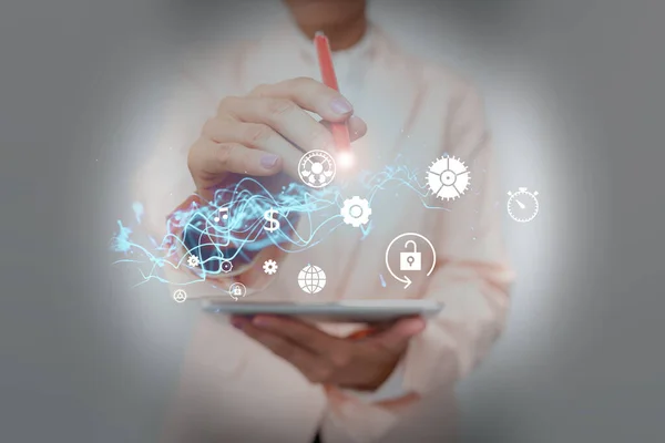 Lady in Suit Holding Phone Performing Futuristic Holographic Παρουσίαση εικόνας. Business Woman Touching Advance Hologram Καινοτομίες τεχνολογίας διασύνδεσης. — Φωτογραφία Αρχείου