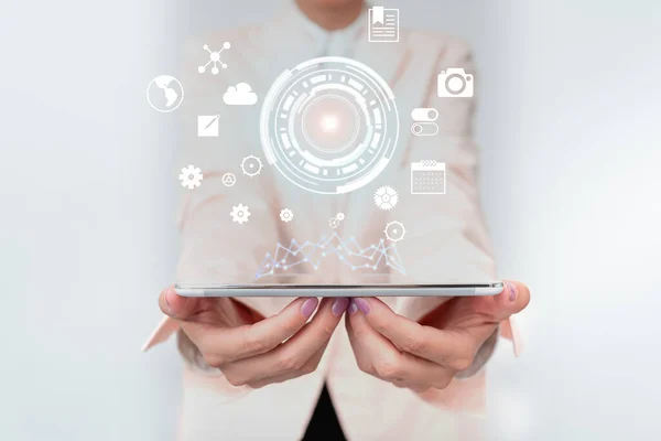 Zakelijke vrouw aanraken van digitale gegevens op Holografische Screen Interface. Lady in Uniform Holding Mobile Device en presenteren verschillende futuristische virtuele weergave diagrammen. — Stockfoto