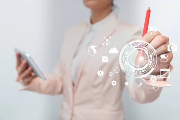 Business Woman Vidröra digitala data på holografiska skärmgränssnitt. Lady i enhetligt innehav mobil enhet och presentera olika futuristiska virtuella displaydiagram. — Stockfoto