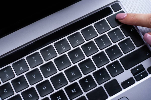 Mãos apontando pressionando teclas de teclado do computador Digitação novas ideias. Dedos tocando digitando pensamentos frescos usando teclado de caderno sem fio. — Fotografia de Stock