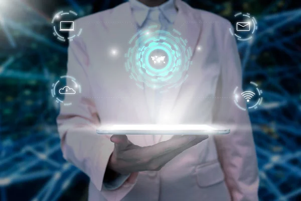 Lady In Uniform Standing Holding Tablet In Hand Presentera virtuell modern teknik. Affärskvinna bär Fliken Peka för nya futuristiska tech. — Stockfoto