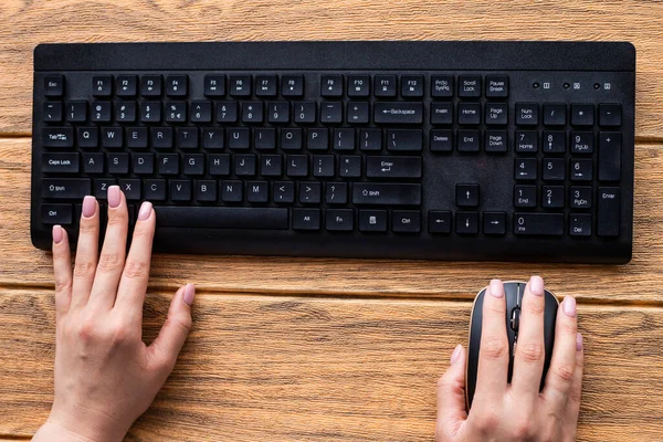 Eller Bilgisayar Klavyesine Basarak Yeni Fikirler Yazıyor. Taze Düşünceler Yazan Parmaklar Kablosuz Not Defteri ile Tazeleniyor.