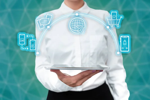 Lady In Uniform Standing Holding Tablet In Hand Apresentando Tecnologia Virtual Moderna. Mulher de negócios levando guia apontando para nova tecnologia futurista. — Fotografia de Stock