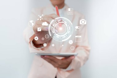 Sanal Ekran Arayüzü 'nde Sayısal Veri Dokunan İş Kadını. Üniformalı Tutma Mobil Aygıtı ve Farklı Geleceği Gösterme Sanal Diyagramları Sunan Kadın.