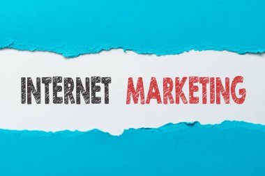 İnternet pazarlamasını sunan metin başlığı. Ticari konsept ürünlerin doğrudan satışını Soyut Kuru Nehir, Perde Açma, Yeni Şov Başlıyor