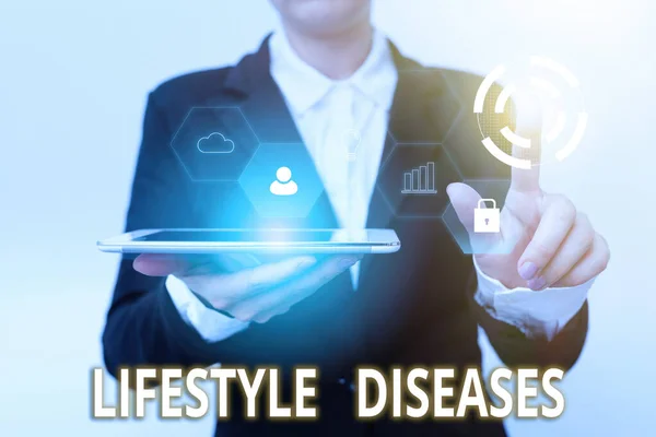 展示生活方式疾病的标志。互联网概念与一个人的生活方式有关的疾病- - "穿着西装的女人" 、 "手镯" 、 "手指" 、 "未来派虚拟按钮". — 图库照片