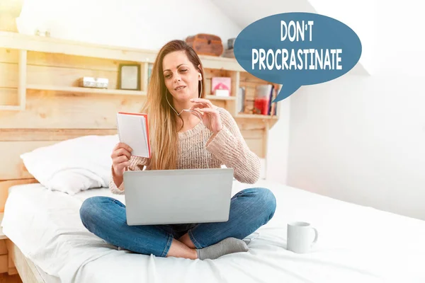 Writing displaying text Don T Procrastinate. Business concept Avoid delaying or slowing something that must be done Abstract Ordering Food Online, Solving Problems On Internet Forums — Stockfoto