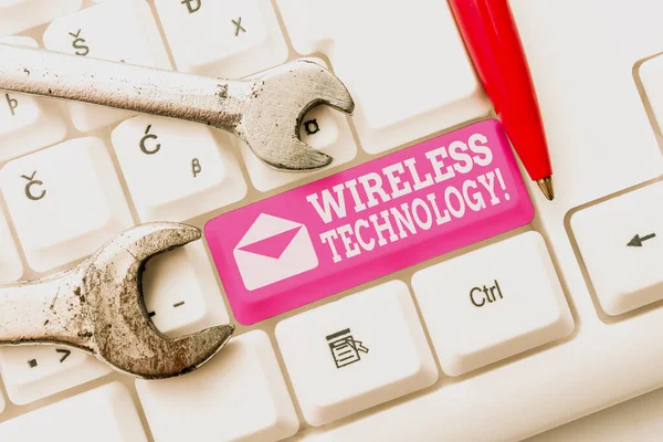 Writing displaying text Wireless Technology. Business idea a technology that allows wireless communication Computer Engineering Concept, Abstract Repairing Broken Keyboard — Stockfoto