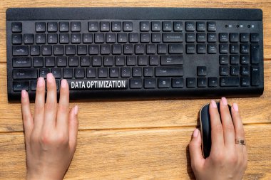 Veri optimizasyonunu gösteren metin işareti. Veri görünümünden mantıksal şemayı hazırlayan iş yaklaşım süreci Eller Bilgisayar Klavyesine Basarak Yeni Fikirler Yazar.