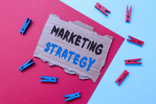 Firma mostrando Estrategia de Marketing. Plan de acción de fotografía conceptual diseñado para promover y vender un producto Ideas y diseños artesanales simples Reciclaje de materiales usados —  Fotos de Stock