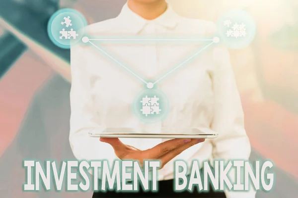 Bildunterschrift: Das Investmentbanking. Wort über die Schaffung von Kapital für andere Unternehmen oder Einzelpersonen Lady Uniform Standing Tablet Hand Presenting Virtual Modern Technology — Stockfoto