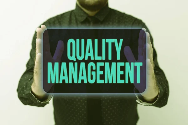 Text showing inspiration Quality Management. Word for overseeing and maintain a desired level of excellence Presenting New Plans And Ideas Demonstrating Planning Process — Stockfoto