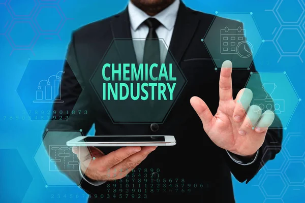 Conceptual caption Chemical Industry. Palabra para comprende las empresas que producen productos químicos industriales Hombre en Oficina Uniforme Permanente Presionando la tableta de retención de botón virtual. —  Fotos de Stock