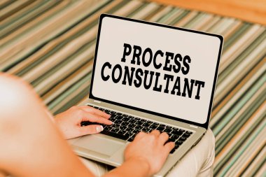 Metin başlığı Süreç Danışmanı sunar. Kavrama derken, birisi Ses ve Görüntü Arama Yeteneklerini araştırıyor ve analiz ediyor ve insanları bir araya getiriyor.