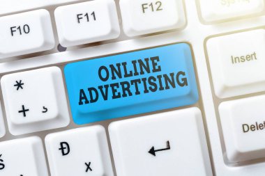 İlham veren internet reklamlarını gösteren metin. İş yaklaşımı İnternet 'i, Yeni Çevrimiçi Web Sitesi Kuran, Anlamlı İnternet İçeriği Yazan müşterilere ileti pazarlamak için kullanır.