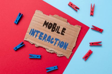 Metin Mobil Etkileşimi yazılıyor. İş konsepti, mobil kullanıcılar ve bilgisayarlar arasındaki etkileşim Basit Ev Yapımı Fikirleri ve Kullanılmış Malzemeleri Geri Dönüşüm Tasarımları