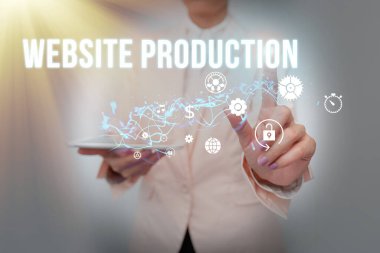 Web sitesi Üretimini gösteren bir tabela. Web siteleri oluşturmanın kavramsal fotoğraf süreci ve bileşenleri Bayan Takım Elbiseli Tutucu Telefon ve Geleceğsel Görüntü Sunumu.