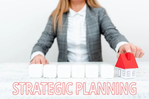 Inspiration visar tecken Strategisk Planering. Affärsidé systematisk process för att föreställa sig en önskad framtid En ung dam Orbusinesswoman Holding Orpresent Hem I Business Outfit — Stockfoto