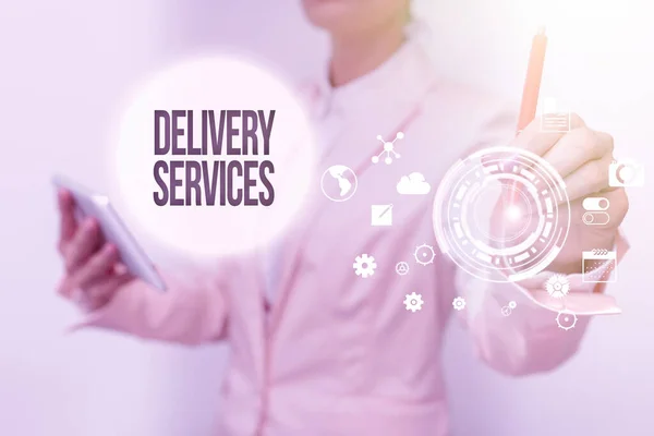 Konzeptionelle Display Delivery Services. Geschäftsansatz für den Transport von Gegenständen zwischen zwei oder mehreren Parteien Geschäftsfrau Touching Digital Data On Holographic Screen Interface. — Stockfoto