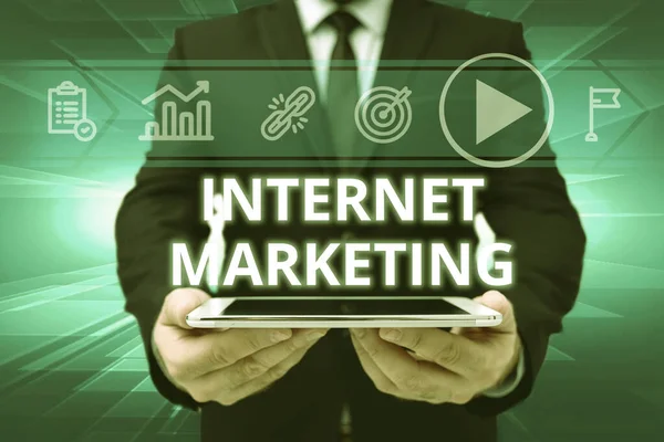 Κείμενο που δείχνει έμπνευση Internet Marketing. Internet Concept drive direct sales of products via electronic commerce Man In Office Uniform Holding tablet Εμφάνιση νέας σύγχρονης τεχνολογίας. — Φωτογραφία Αρχείου