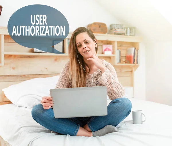 Writing displaying text User Authorization. Business concept security mechanism to determine access levels or user Reading Interesting Articles Online, Solving Internet Problems — Stock Photo, Image