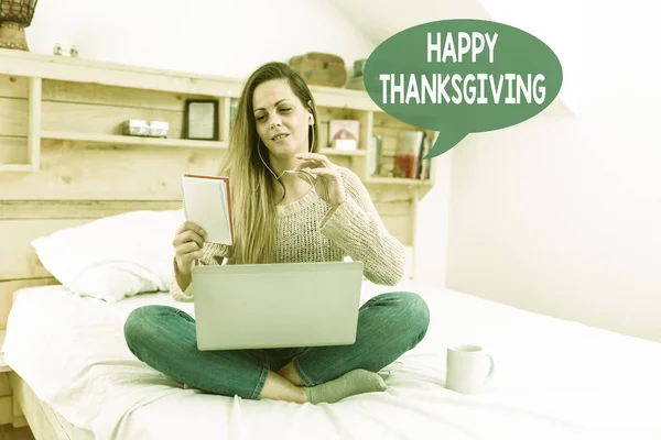 Sign displaying Happy Thanksgiving. Business approach celebrating the harvest and blessings of the past year Abstract Ordering Food Online, Solving Problems On Internet Forums — Φωτογραφία Αρχείου