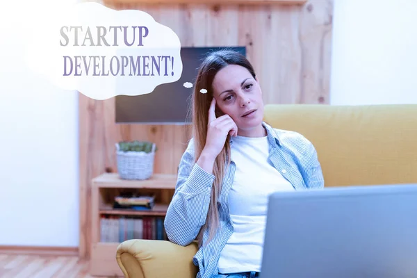 Writing displaying text Startup Development. Business overview efficiently develop and validate scalable business model Abstract Giving Business Advice Online, Spreading Internet Presence — Stockfoto
