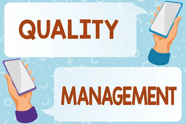 Handschrifttekst Quality Management. Woord voor het overzien en onderhouden van een gewenst niveau van excellentie Abstract Typing Scientific Articles, Creating And Publishing Work Online — Stockfoto