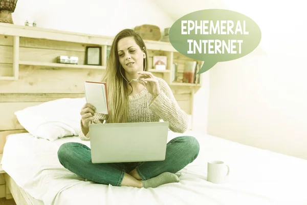 Writing displaying text Ephemeral Internet. Word for Temporary access to digital wireless connection Abstract Ordering Food Online, Solving Problems On Internet Forums — Stockfoto