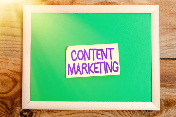 Text sign showing Content Marketing. Business approach involves the creation and sharing of online material Display of Different Color Sticker Notes Arranged On flatlay Lay Background —  Fotos de Stock