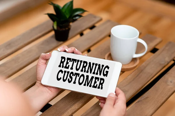 Handwriting text Returning Customer. Business overview customer returns again and again to purchase a good Voice And Video Calling Capabilities Connecting People Together — Stockfoto