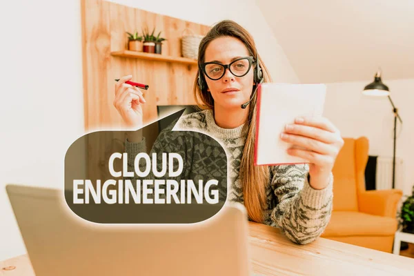 Scrittura a mano segno Cloud Engineering. Business vetrina applicazione di discipline ingegneristiche al cloud computing Abstract Writing New Blog Content, Reading Online Articles And News — Foto Stock