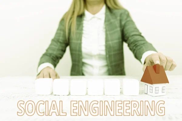 Tekst met inspiratie Social Engineering. Zakelijke aanpak aanval foto die sterk afhankelijk is van menselijke interactie Een jonge dame Orzakenvrouw Holding Orpresentatie Home In Zakelijke Outfit — Stockfoto