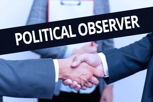 Scrittura visualizzando testo Osservatore politico. Panoramica aziendale persona di comunicazione che indaga sull'arena politica Due professionisti ben vestiti Corporate Businessmen Handshake Indoors — Foto Stock