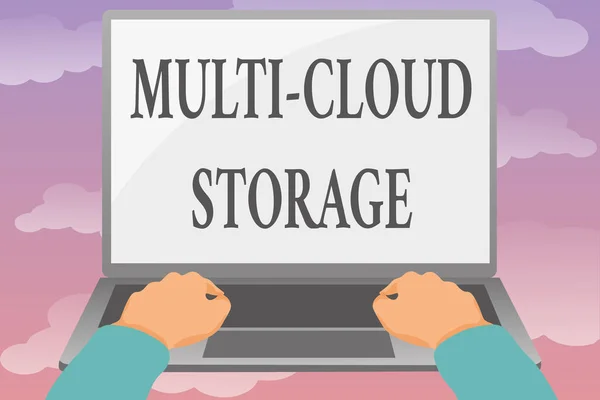 Знак, показывающий Multi Cloud Storage. Использование нескольких сервисов облачных вычислений и хранения данных Редактирование и форматирование статей в Интернете, ввод творческого чтения — стоковое фото