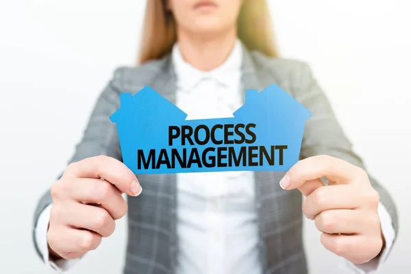 Bildunterschrift: Prozessmanagement. Internet-Konzept, das Prozesse mit einer Organisation ausrichtet - strategische Ziele einer jungen Unternehmerin, die ihr Zuhause im Business-Outfit präsentiert — Stockfoto