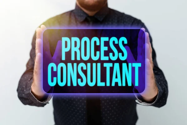 Texte inspirant Process Consultant. Une entreprise présente quelqu'un qui étudie et analyse les processus Présentation de nouveaux plans et idées Démonstration d'un processus de planification — Photo